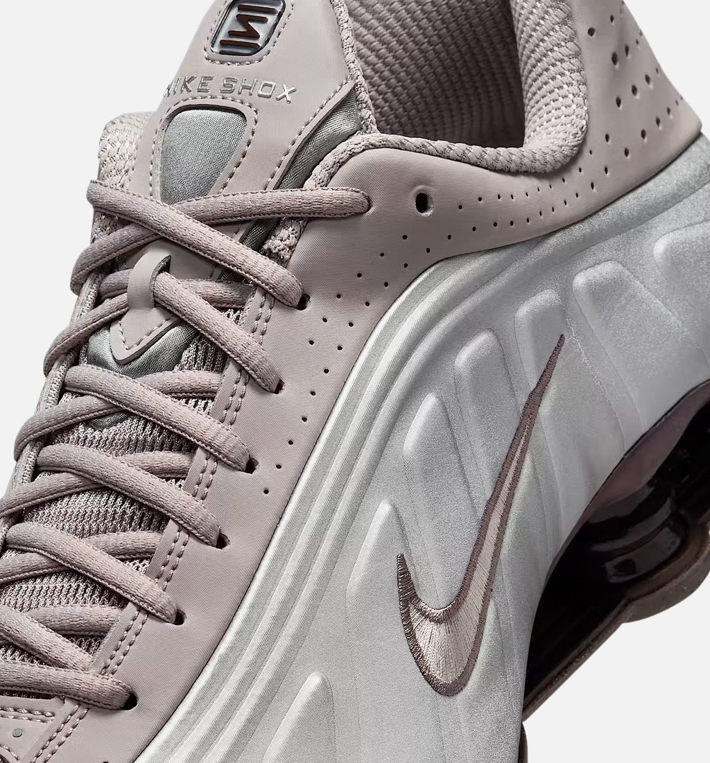 Nike Shox R4 Men's Lifestyle Shoe – Cave Stone / College Grey / Baroque Brown